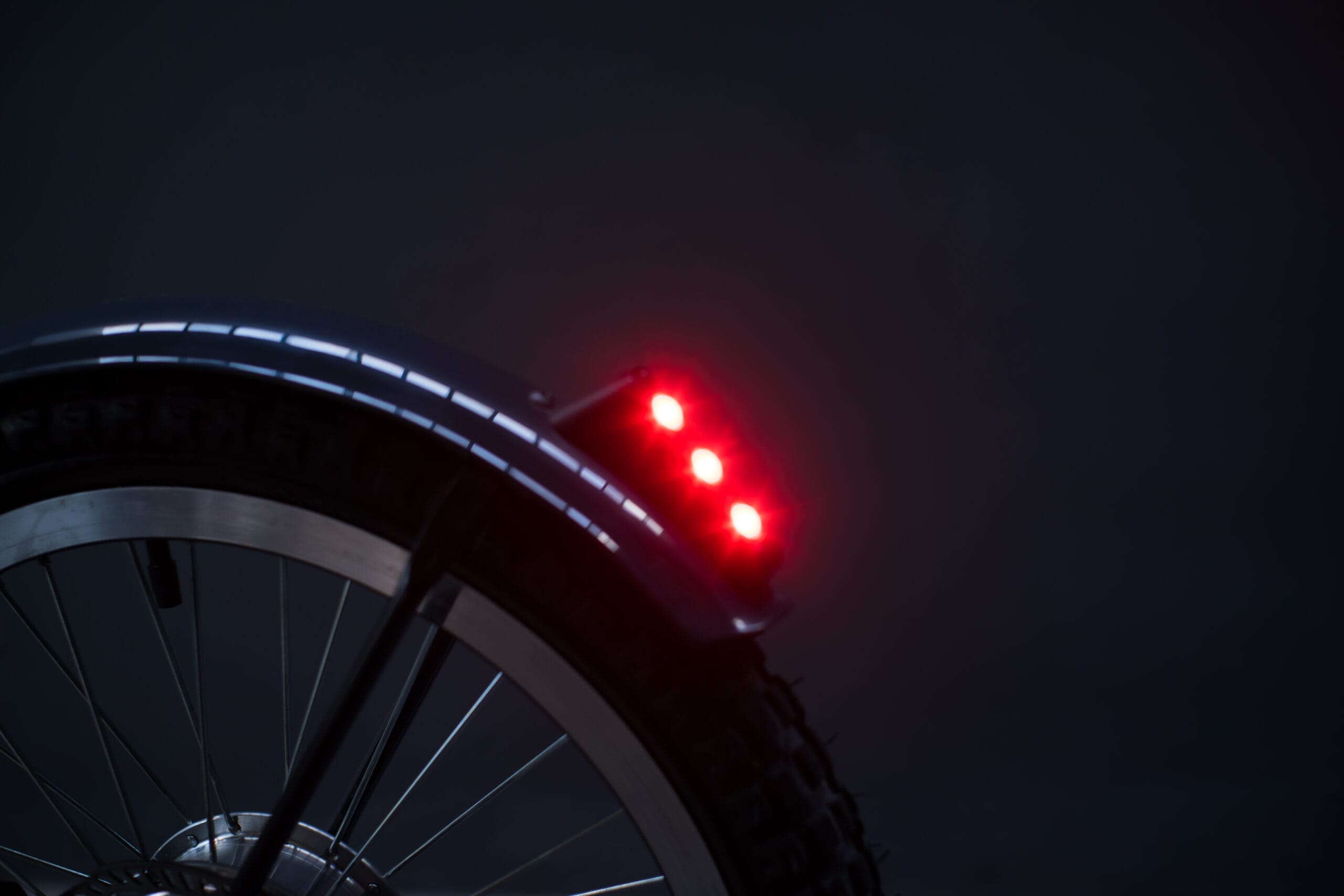 Monopatín URBÉ de noche con las luces encendidas
