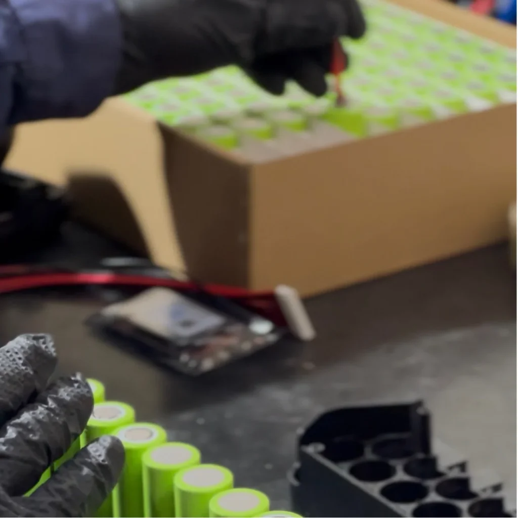 Pack de batería de litio abierto mostrando celdas 18650 en laboratorio E-Bikes Argentina Mendoza