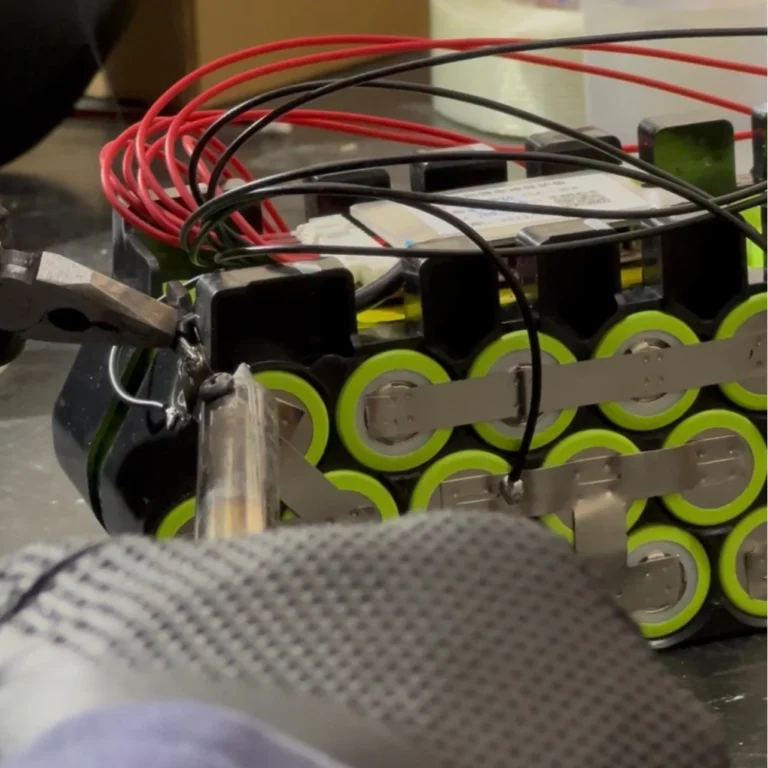 Plaqueta BMS de batería de litio con balanceador pasivo en laboratorio E-Bikes Argentina Mendoza