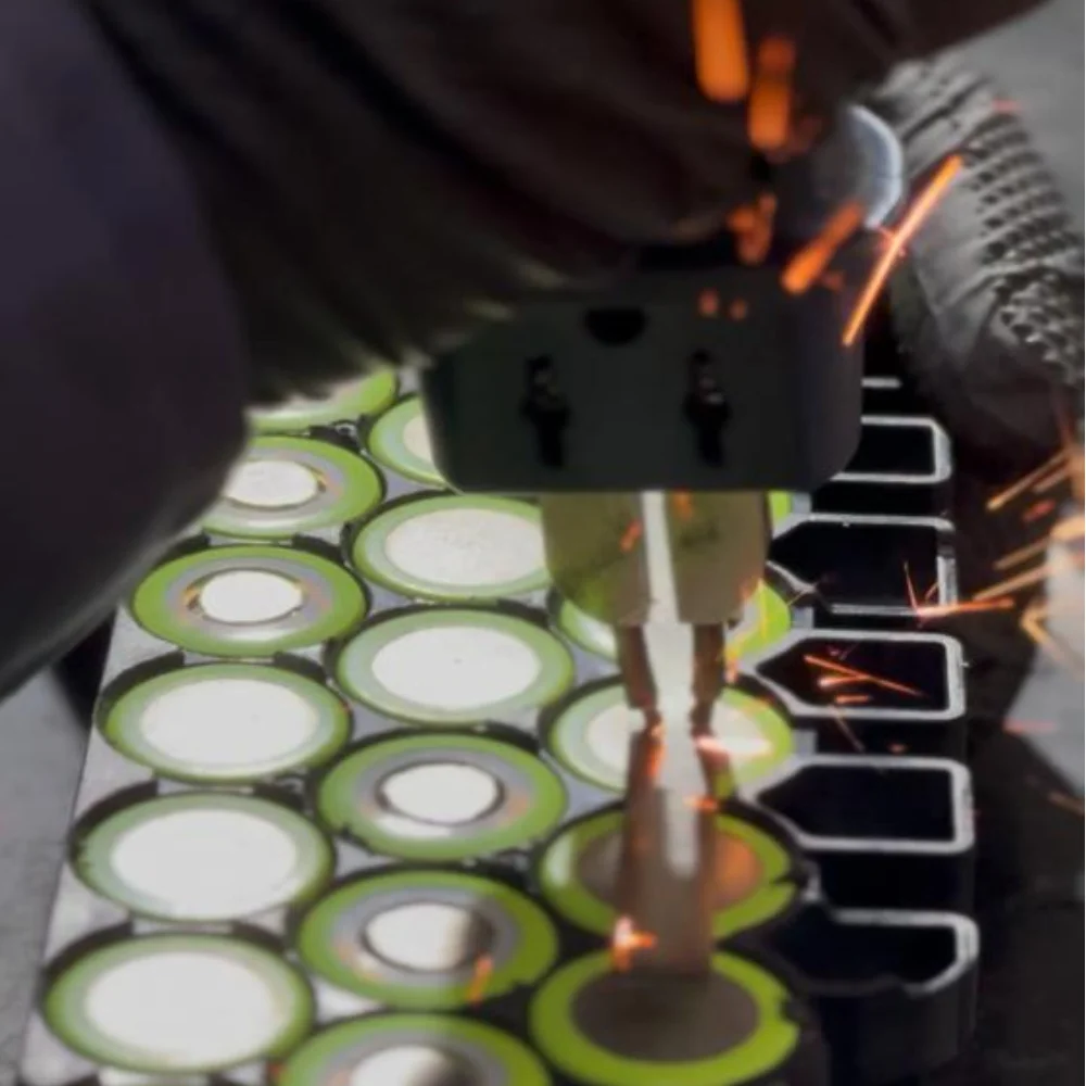 Especialista técnico soldando celdas de litio en laboratorio de E-Bikes Argentina Mendoza