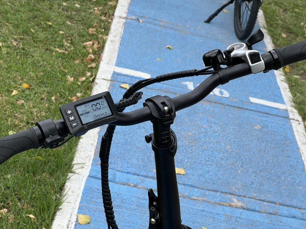Display de bicicleta eléctrica sin encender, técnico revisa el conector en taller E-Bikes Argentina Mendoza